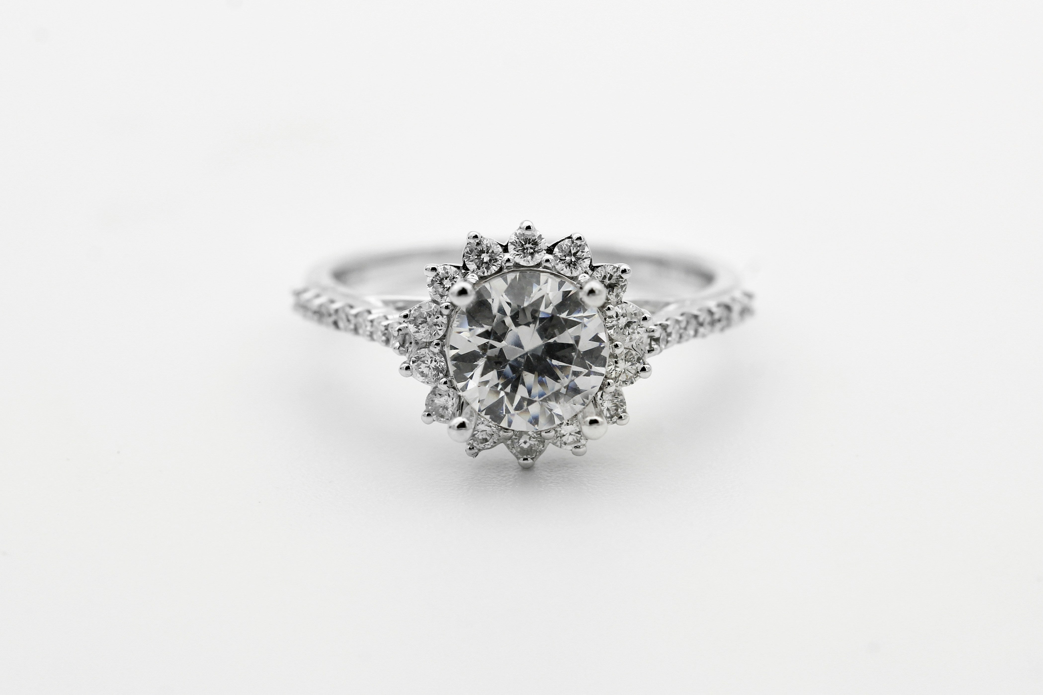 Round Brilliant Halo Diamond Ring – 18K White Gold